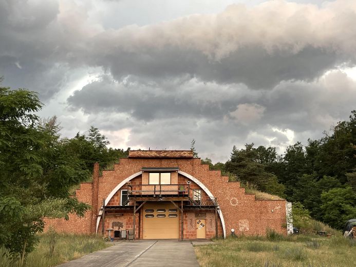 Frontansicht Hangar
