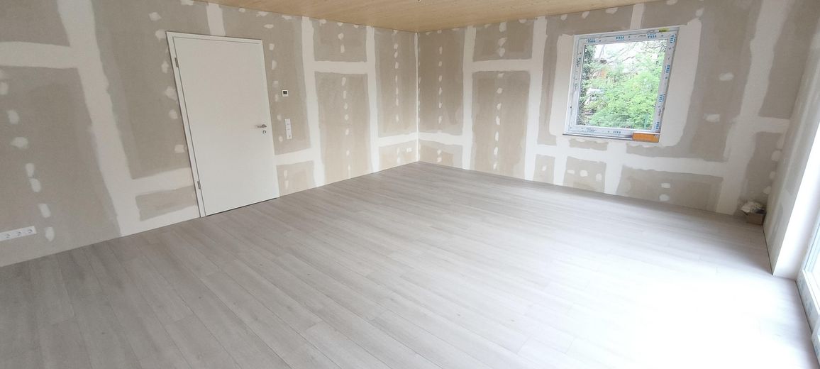 Wohnzimmer mit Seitenfenster