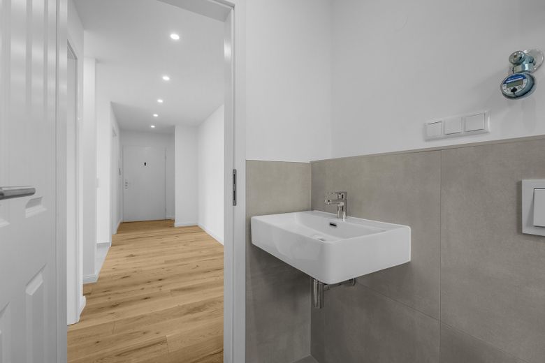 Balkon ve garajlı, yeni yenilenmiş 3 odalı daire – Fotoğraf 3