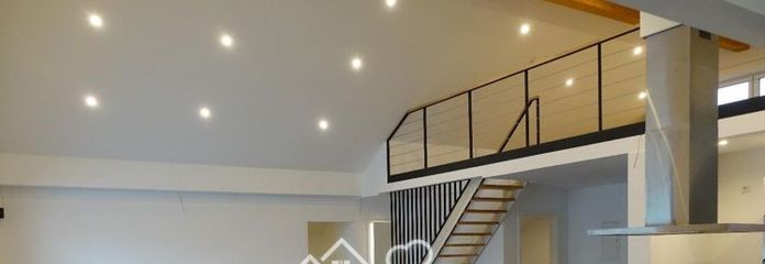 Wohnen wie im Penthouse: Galerie, Kamin und riesiger Wohnbereich