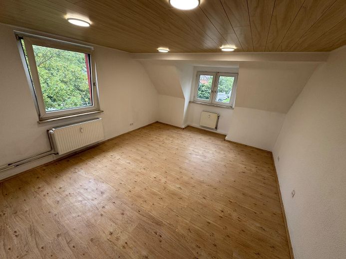 Attraente appartamento di 3 locali appena ristrutturato in un condominio ben tenuto – Großes, helles Wohnzimmer