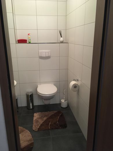 Appartement moderne de 3 pièces avec prestations haut de gamme, balcon et deux carports – Gäste-WC