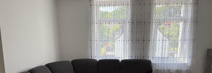 Alquiler de vivienda de 3 habitaciones, cocina, baño y pasillo en Nahne, parcialmente renovada en 2022, recién reformada – Wohnzimmer linke Seite