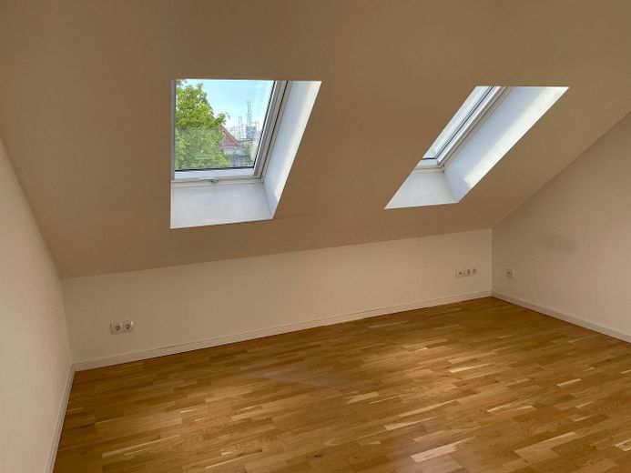 5-Zimmer-Wohnung mit schöner Dachterrasse Nähe Prenzlauer Berg – Schlafzimmer 2 im Dachgeschoss