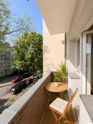 Luminoso apartamento de 3 habitaciones con balcón y vistas al jardín – Balkon