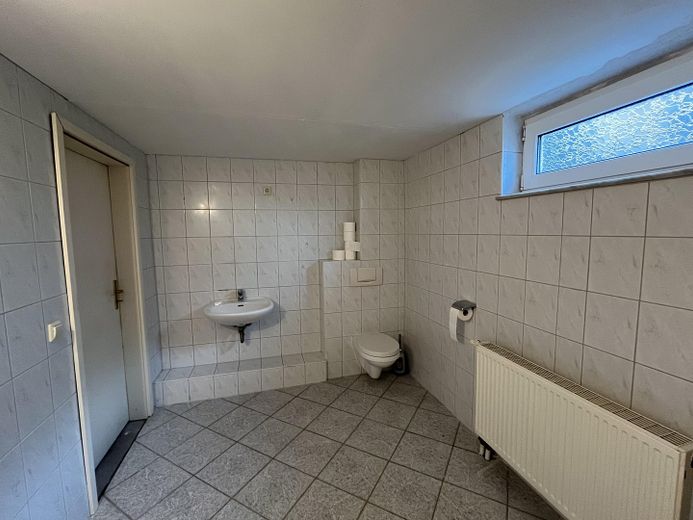 Geräumiger Bungalow mit ca. 194m² Gesamtfläche, Vollkeller und Garage – provisionsfrei – Keller - Bad (2)