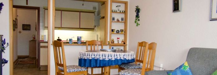 Einfach Mehr: Gepflegte Nichtraucher-2-Zimmer-Wohnung, möbiliert, TG, Aufzug, Süd-Loggia-Balkon. – Sofort bezugsfrei