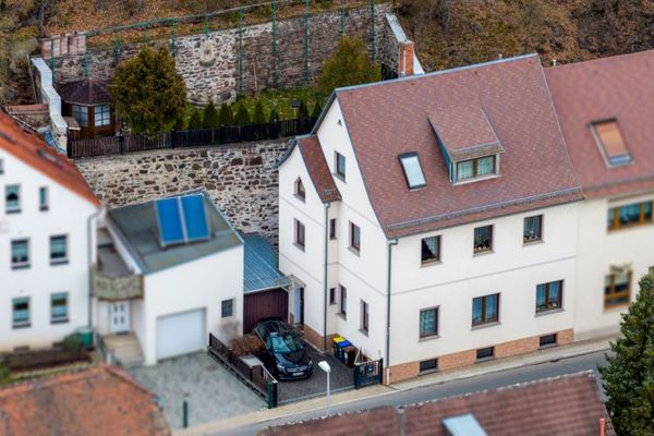 Charmantes Einfamilienhaus mit Substanz, Garage, Garten und Terrasse !