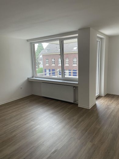 Top Lage in Heerdt - Top Wohnung - sehr gut geschnittene 4-Zimmer Wohnung - neue Küche – Wohnzimmer mit Balkonzugang