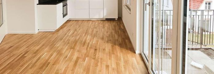Neubau 3-Zimmer-Wohnung mit Fußbodenheizung, EBK, Balkon, Tiefgarage – Wohnzimmer
