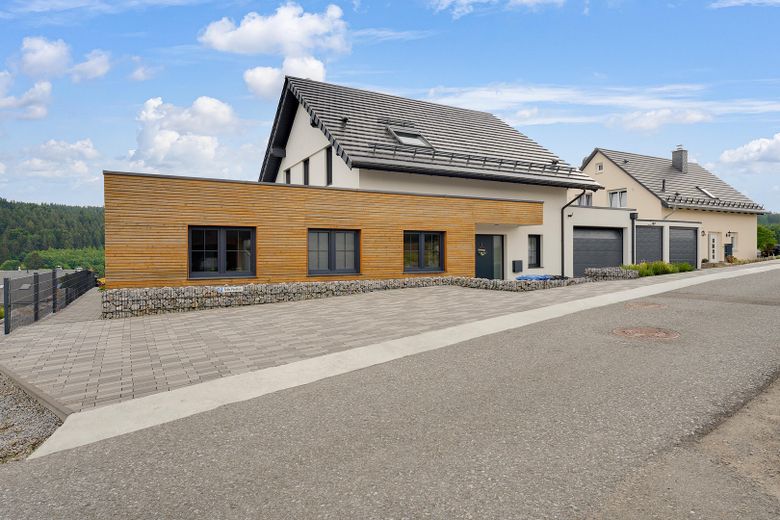 Exklusives und junges EFH mit Ferien-/Einliegerwohnung **provisionsfrei** – Hausfront