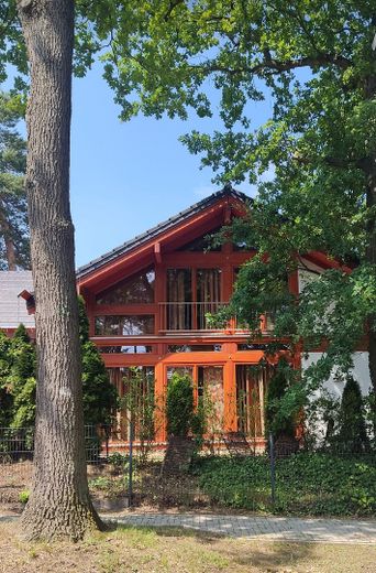 Lichtdurchflutete, energieeffiziente Villa aus Holz, Glas und Stein – Ostseite