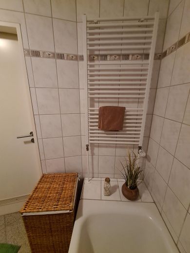 Schöne 3-Zimmer Wohnung in Top-Lage mit Balkon und PKW-Stellplatz, Eigennutzung o. Kapitalanlage! – Bad mit Stabheizung