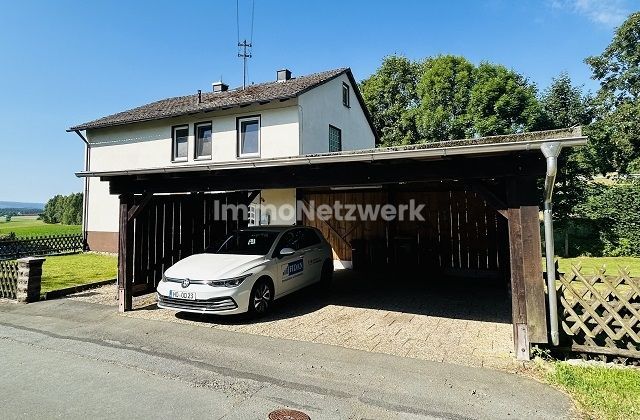 ***Zweifamilienhaus mit atemberaubendem Weitblick ins Grüne - Ländliche Idylle bei Münchberg*** – Ansicht Carport Haus