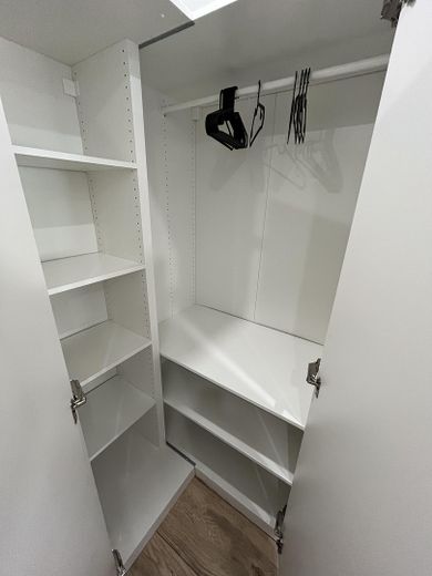 Stanza in appartamento condiviso con balcone | Ristrutturata con materiali di pregio e completamente arredata – Kleiderschrank im WG Zimmer