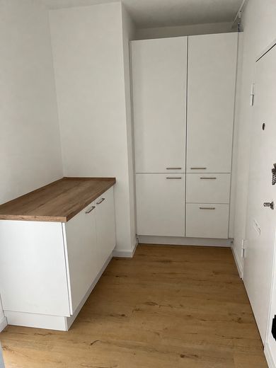 Joya residencial lista para entrar a vivir, con cocina a medida y tranquilo balcón con vistas al verde: ¡sin comisión! – Flur