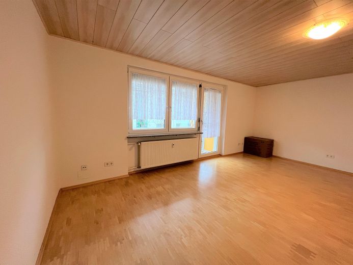 شقة حديثة ومجهزة جيدًا من 5 غرف (112م²) في موقع جيد في هرتسوغن آوراخ – Wohnzimmer