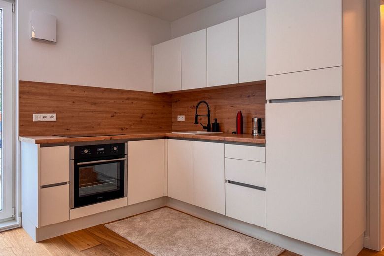 Wohnen wie im Haus: Ebenerdig 3 Zimmer mit Garten u. Tiefgarage am Bürgerpark im Neubau von 2023 – Küche