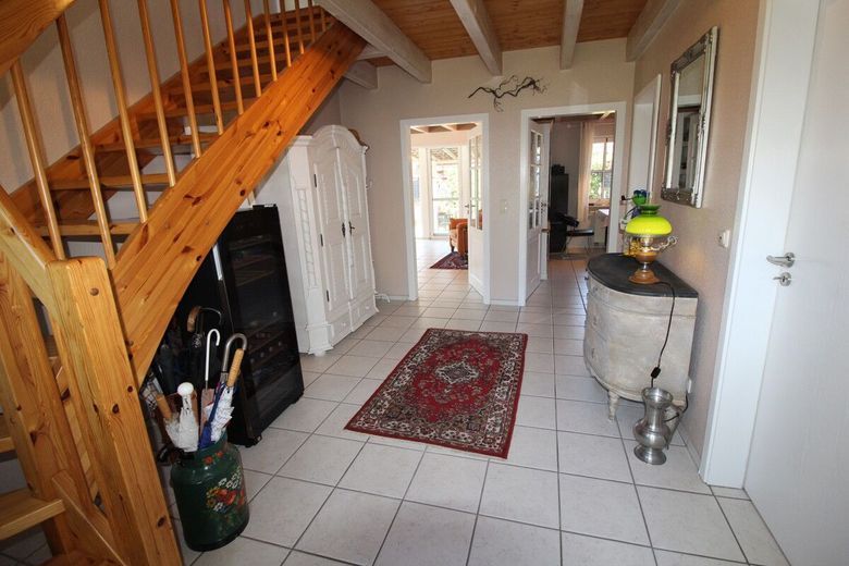 Exquisites Einfamilienhaus mit idyllischer  Gartenanlage + Teich, Saunahaus, Carport &amp; neue Heizung – Flur EG