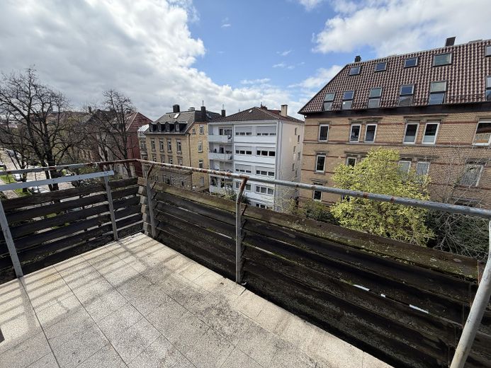 Frisch komplettsanierte 4-Zimmer-Wohnung mit Einbauküche & Balkon in Stuttgart-Bad Cannstatt – Balkon