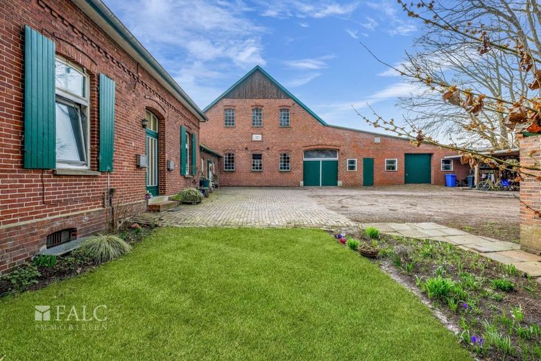 Resthof mit Scheune und über 10.000 m² Grundstück - attraktives Entwicklungspotenzial in Wiefelstede – Außenansicht