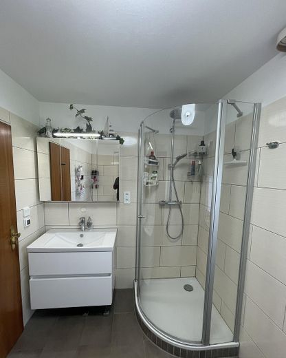 Gepflegtes und umfassend saniertes Reihenmittelhaus in Kirchseeon – sofort bezugsfrei – Badezimmer 1 OG