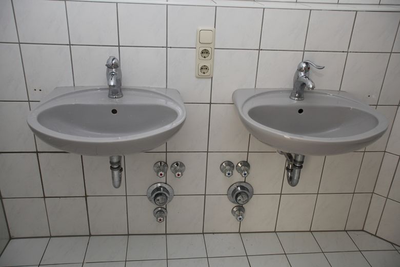Comfortable 3-room maisonette apartment with balcony and underground garage in Plauen – Bad