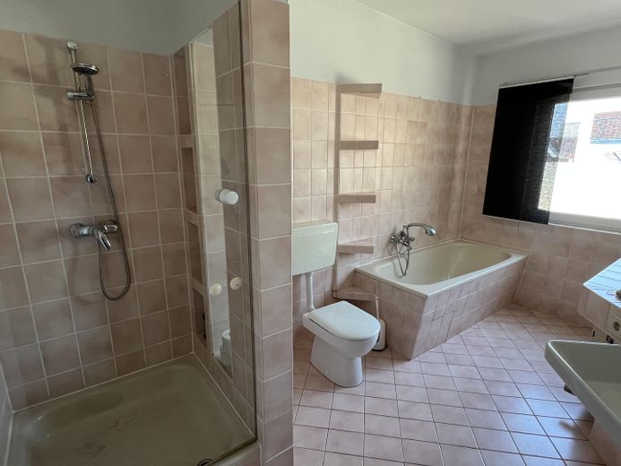 Bad mit Dusche und Wanne