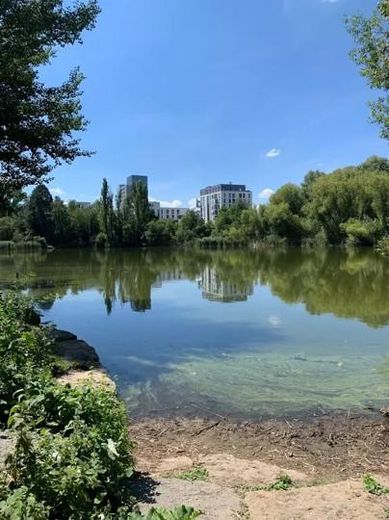 Lujo junto al lago Probstsee: 3,5 hab., cocina equipada, vestidor, garaje subterráneo | 7 min de Patch Barracks – Located at Probst Lake