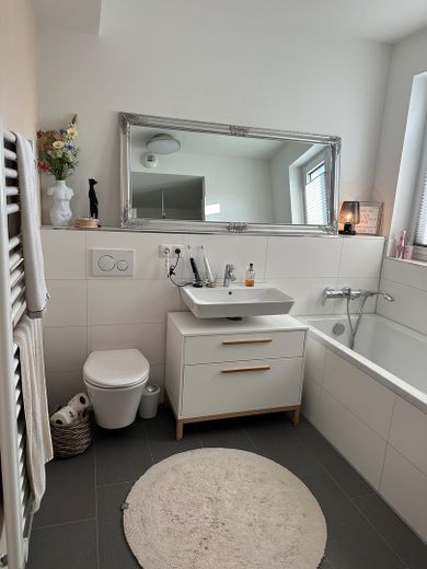 Traumwohnung mit exklusiver Einbauküche und großzügigem Balkon. – Badezimmer 