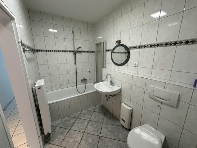 Modernized 3-room ground-floor apartment with garden, terrace and two parking spaces – Bad