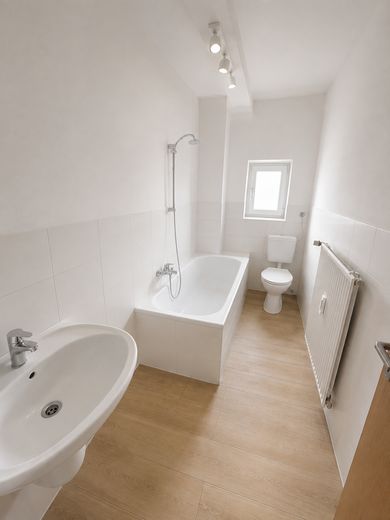 3-Zimmer | Hell | Erstbezug | Neue EBK | Stellplatz – Bad  - Visualisierung
