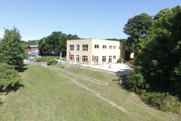Bardzo duża działka nad wodą przy Strelasundzie z hotelem i terenem budowlanym