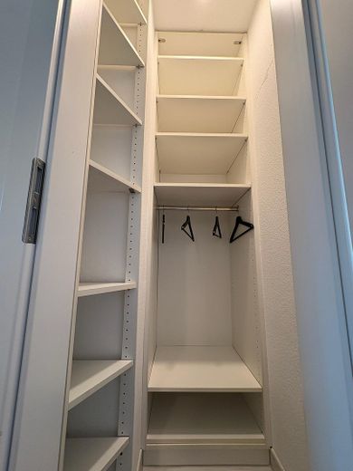 Moderne 3,5-Zimmer-Maisonette möbliert mit Heimkino, Wallbox & Klimaanlage – DG: Abstellraum