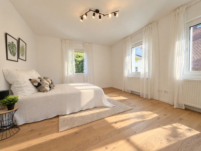 Einmalige Chance: Wohnen zwischen Burg und Stadtpark im Einfamilienhaus mit fünf Zimmern und Garten – Schlafzimmer 1