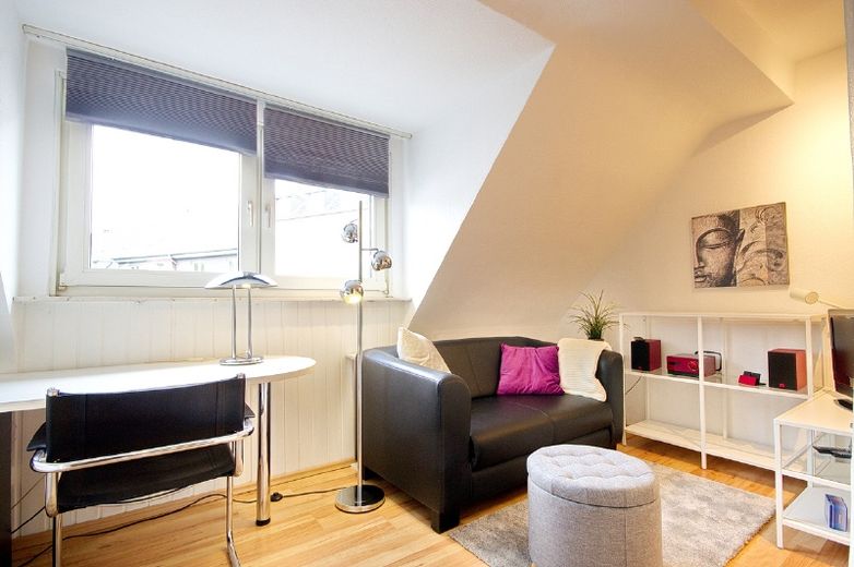 Nette Dachgeschosswohnung mit Internetzugang im südlichen Zentrum, Nähe HBF / Büroviertel und Aalto-Theater und Philharmonie – 9bee0301f993932d7418e28b3480ec4b80d4e0ed.jpg