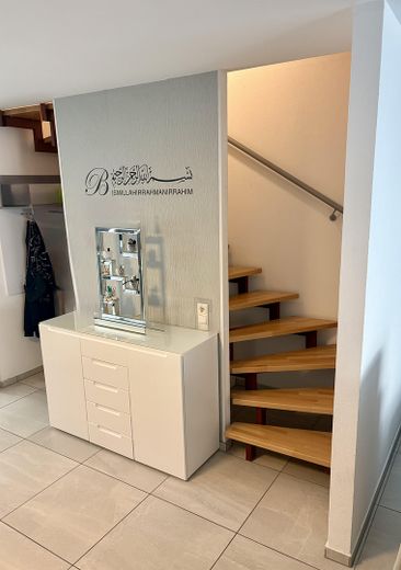Reihenmittelhaus zu verkaufen – Garderobe mit Treppenaufgang