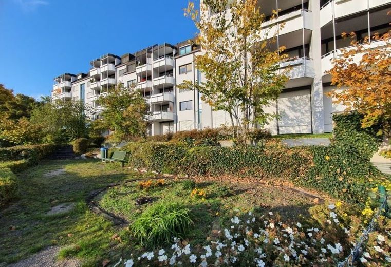 Großzügiger Laden mit Backoffice, Terrasse und Küche in frequentierter Lage – Rückansicht