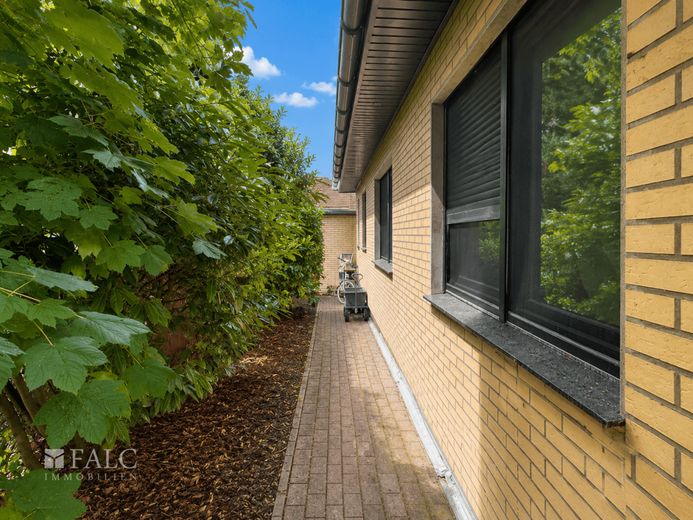 Modernisiertes Wohnhaus mit Einliegerwohnung, Smart Home, PV-Anlage und Feldrandlage – Seitenansicht Einliegerwohnung
