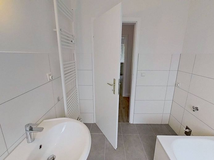 EINZIEHEN UND BIS ZU 3 KALTMIETEN SPAREN: Große 3-Zimmer-Wohnung mit BALKON und EBK in Kappeln-Ellenberg – Ansicht II: Bad