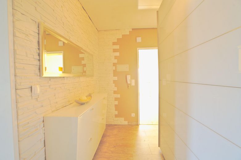 Lichtdoorstroomd appartement met keuken en balkon – Foto 3