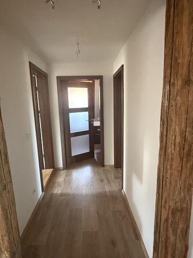 Herrschaftlich wohnen in nachhaltig sanierter DG-Wohnung mit Nebenkosten Fix-Pauschale! – Flur