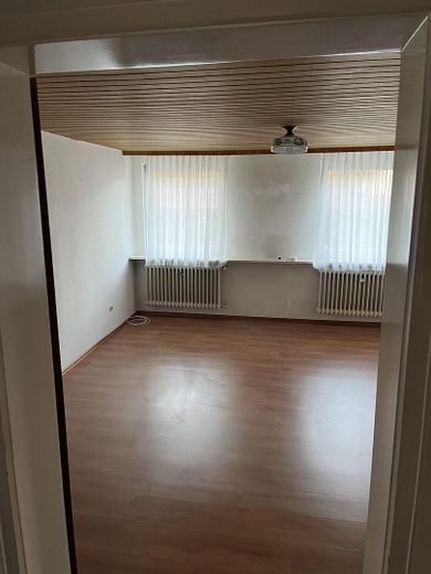 CASA PLURIFAMILIARE VERSATILE CON POSSIBILITÀ COMMERCIALE E POTENZIALE DI AMPLIAMENTO – Kind 1 OG