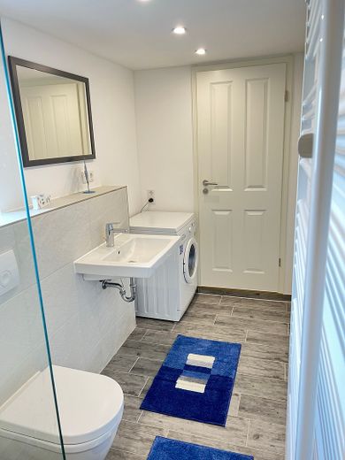 Bad mit begehbarer Dusche/WM