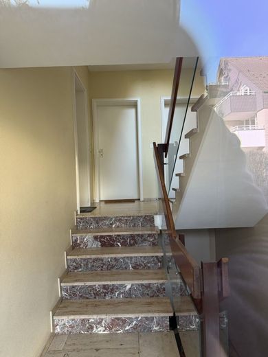 *2 Zimmer ETW inkl. Tiefgaragenstellplatz für Investoren mit Zukunftsperspektive !!!* – Treppenhaus
