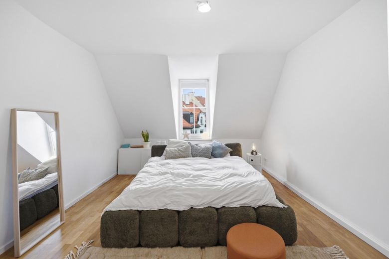 Schönstes Schwabing -kernsanierte DG-Wohnung in denkmalgeschütztem Altbau – Schlafzimmer