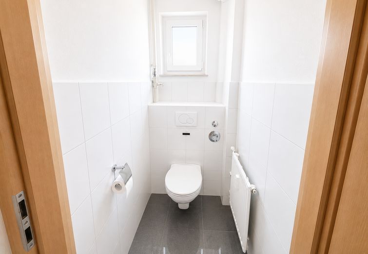 Salach/ab sofort: 3-ZKB-Whg. im 1. OG in 3FH, ruhig, zentral, gepflegt, Garten, Garage – WC separat