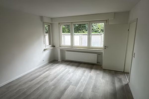 Gruntownie odnowione 2-pokojowe mieszkanie na parterze z możliwością korzystania z ogrodu i opcjonalnym garażem