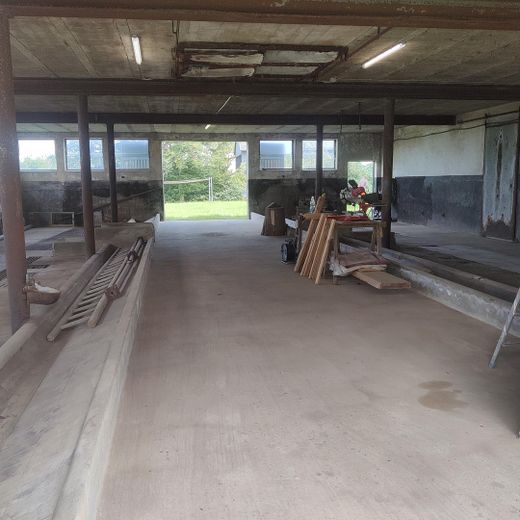Ehemaliger Bauernhof - 2 Wohnhäuser u. Wirtschaftsgebäude auf großem Grundstück – ehem. Stall Bild 1
