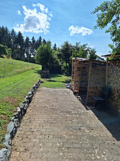 Großzügiges Wohnen im gepflegten Landhaus (nähe Golfplatz/Waldrand) PROVISIONSFREI – Holzstand und Parkplatz